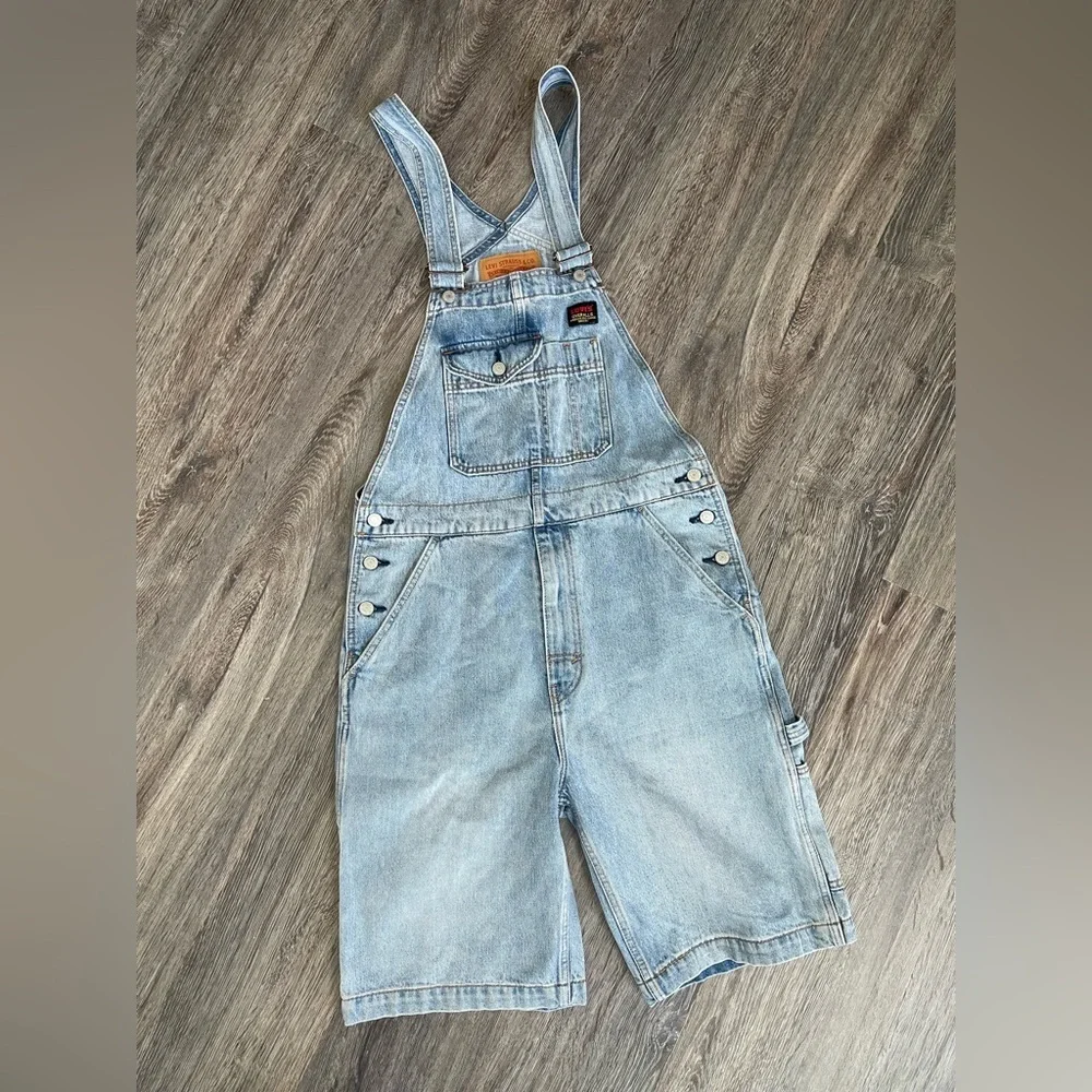 Levi’s | Denim Shortalls Light Wash - Picture 4 of 10